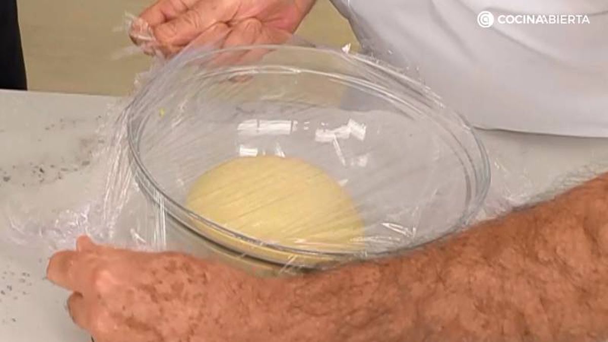Pon la masa en un bol, tapa con film y deja fermentar