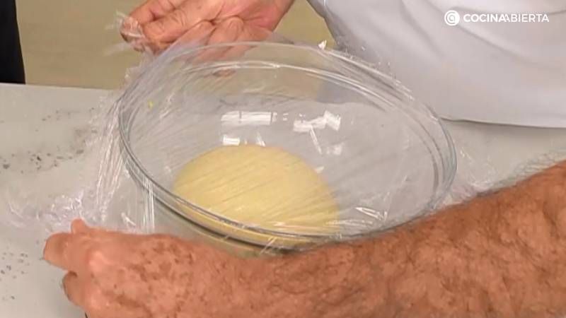 Pon la masa en un bol, tapa con film y deja fermentar