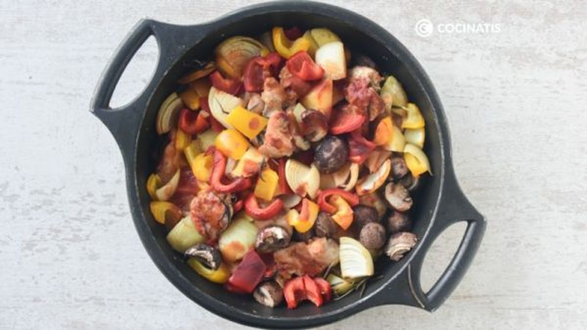 Horneamos el pollo con verduras