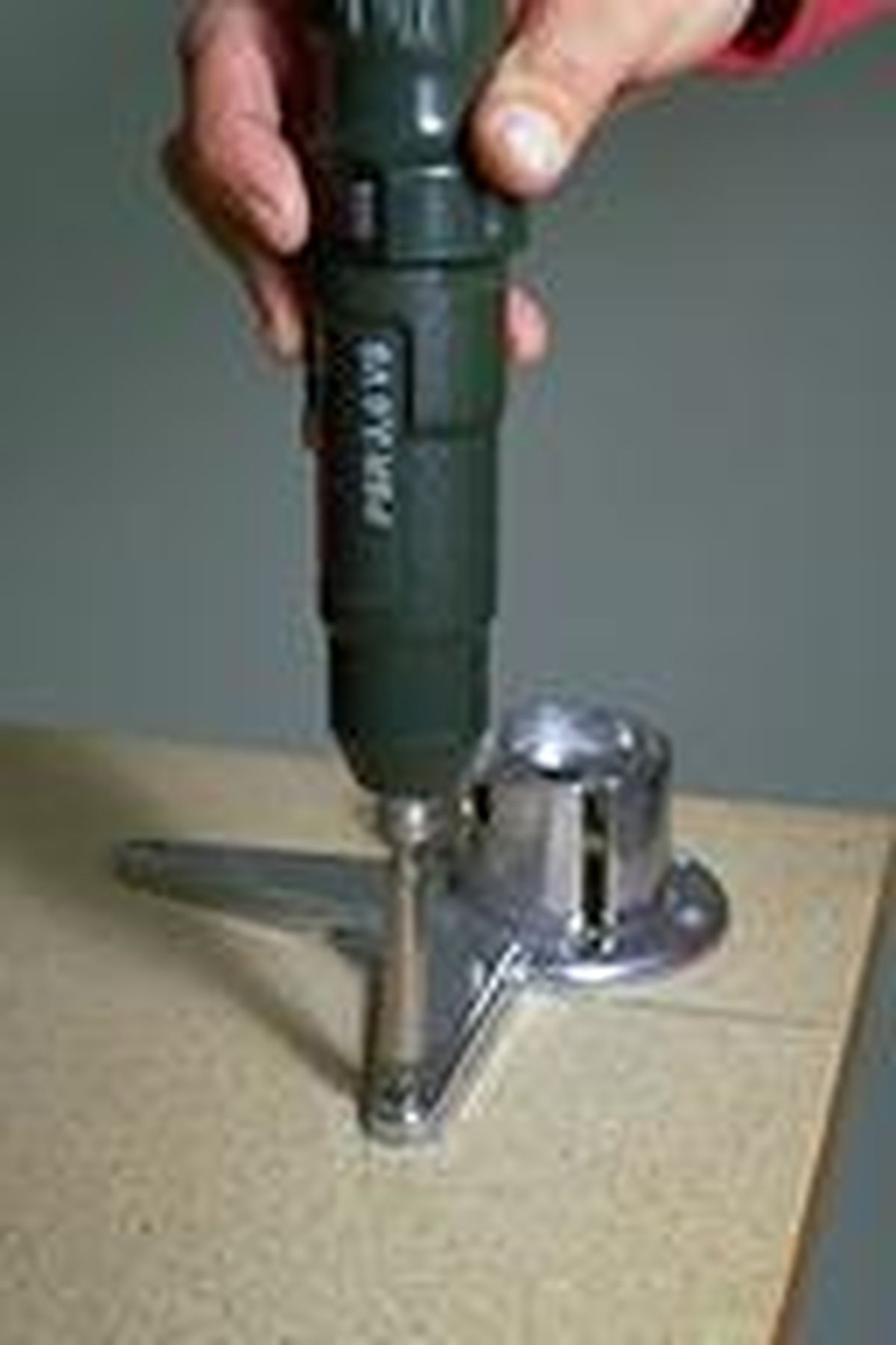 Colocación de patas metálicas paso 3