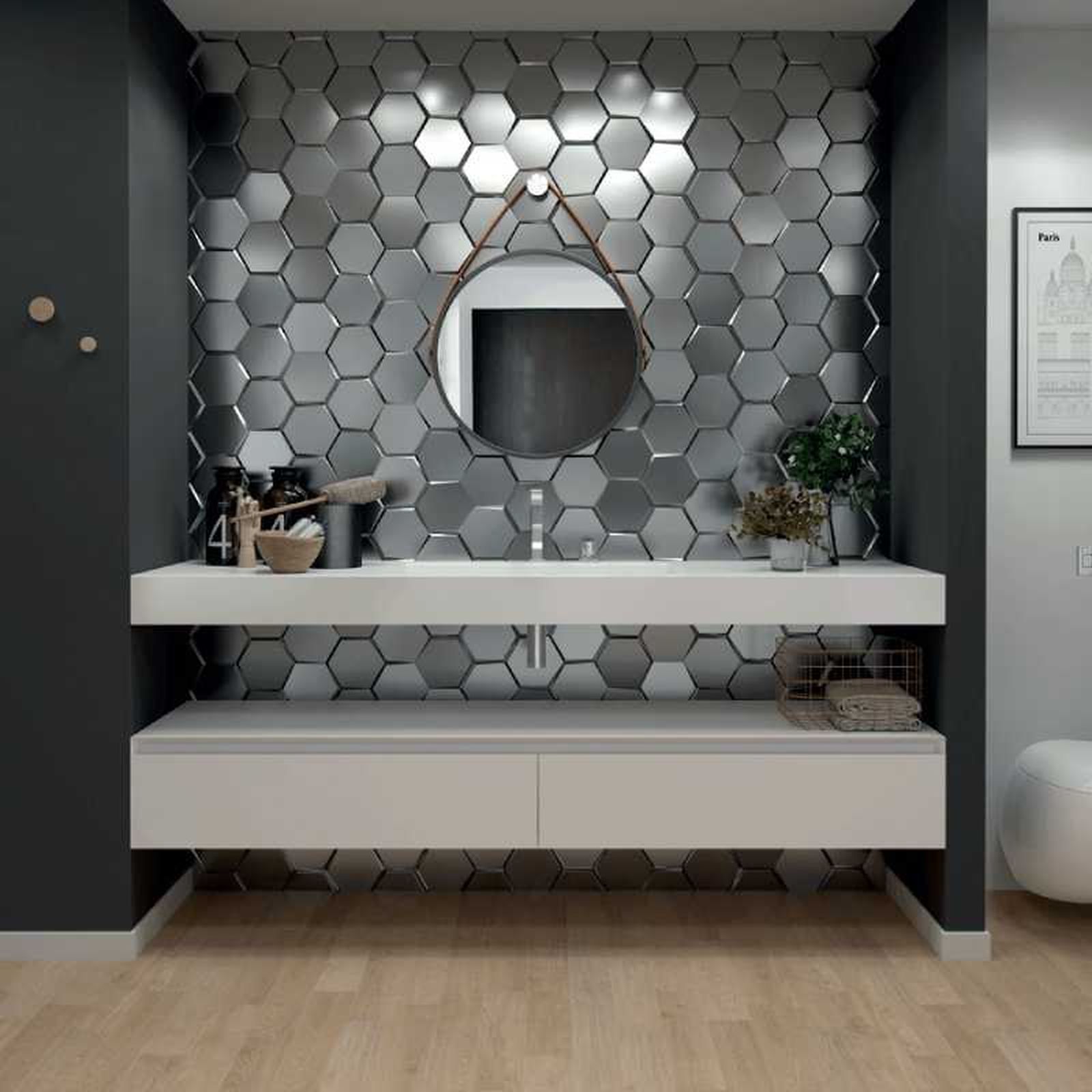 Baño con pared con acabado metálico.