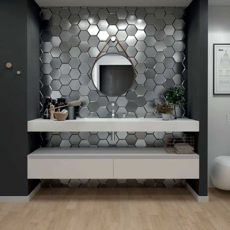 Baño con pared con acabado metálico.