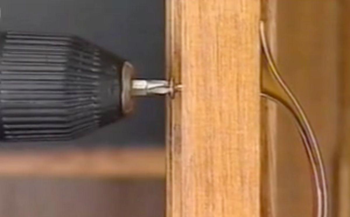 Cómo cambiar el pomo de un armario paso 9