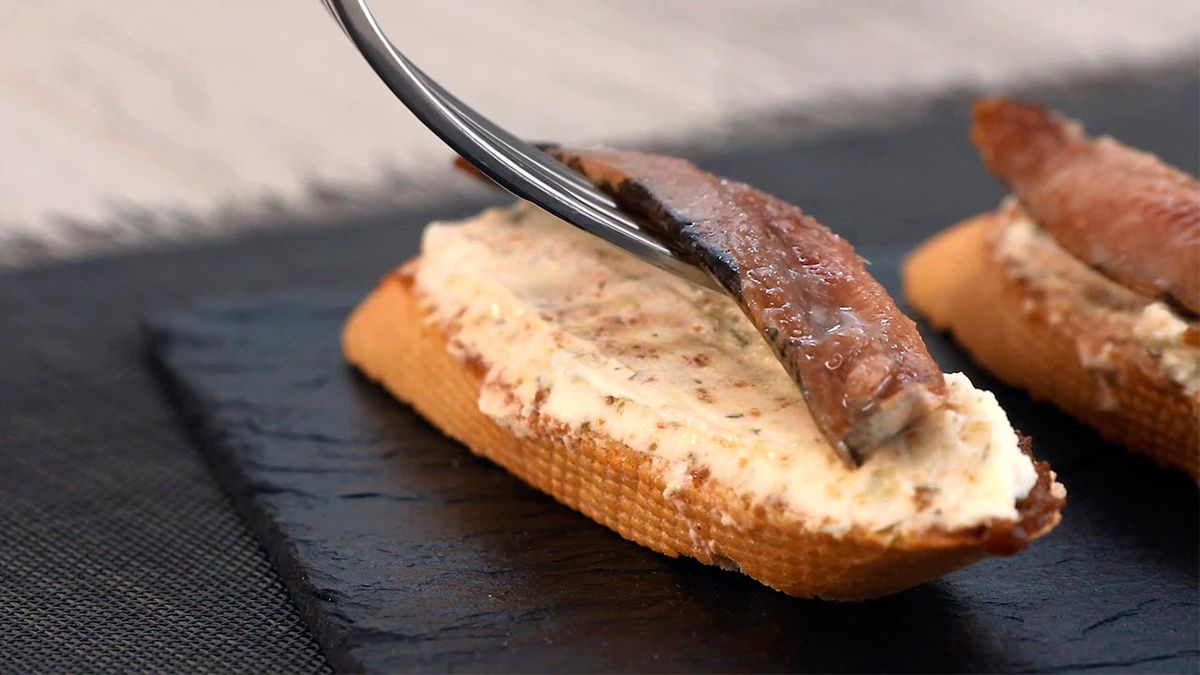 Receta de tosta o canapé de anchoas ahumadas con crema de queso con hierbas aromáticas y salsa de higos  paso 5