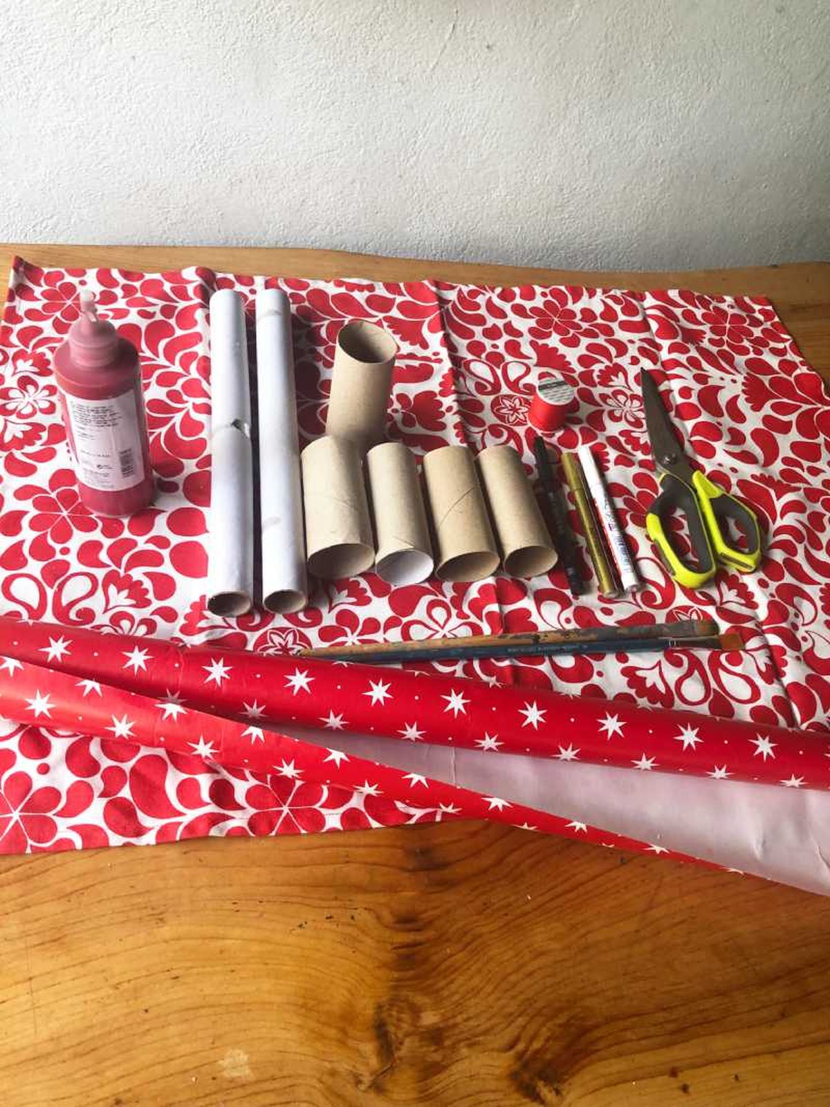 Materiales para hacer adornos navideños con el rollo de papel higiénico.