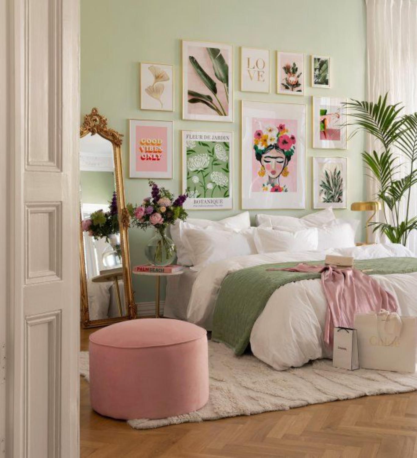 La combinación de verde y rosa está en plena tendencia para los dormitorios.
