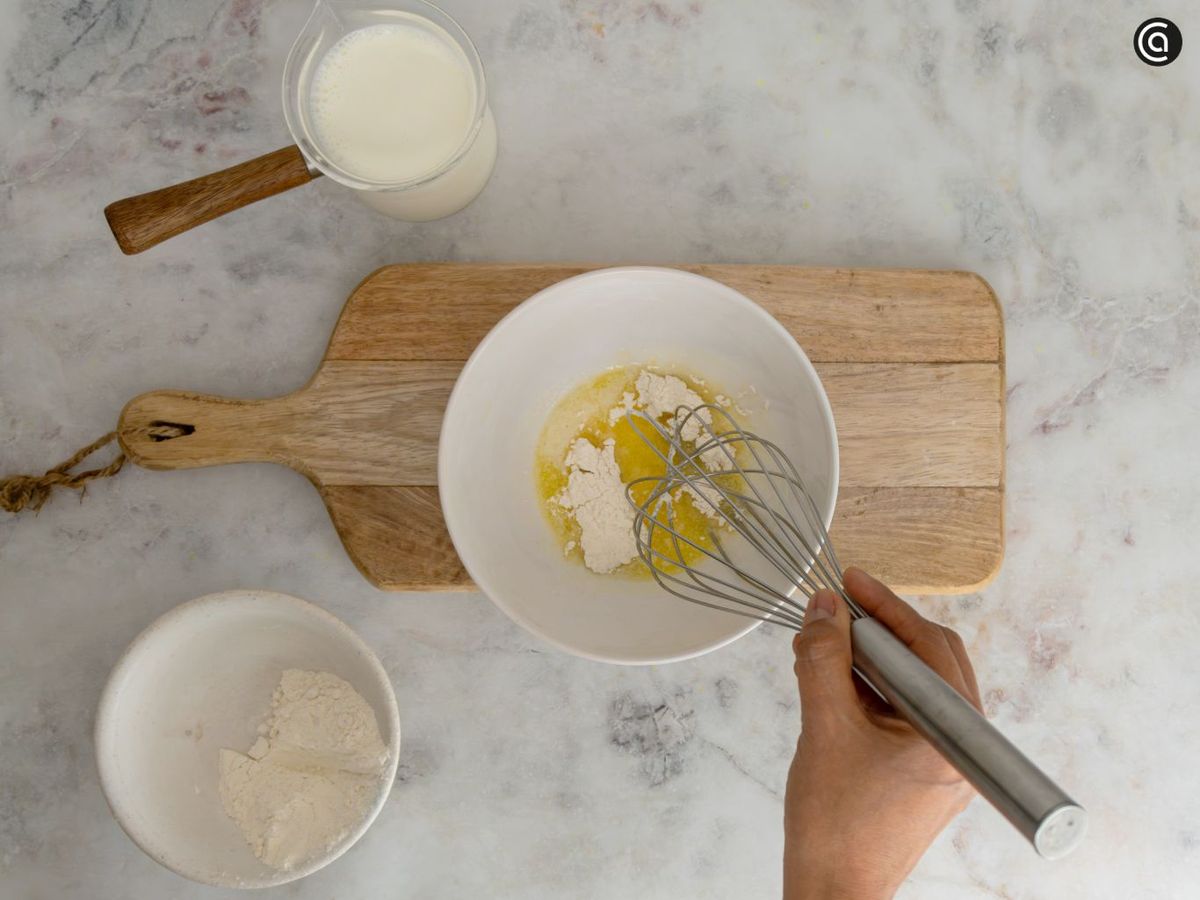 Mezcla la harina con la mantequilla