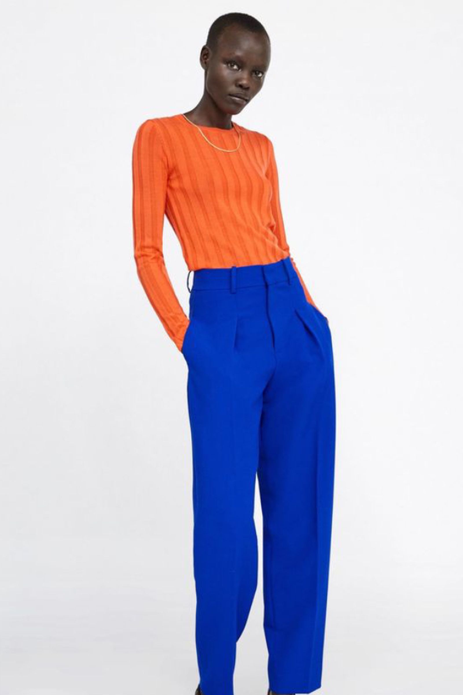 como combinar azul electrico naranja