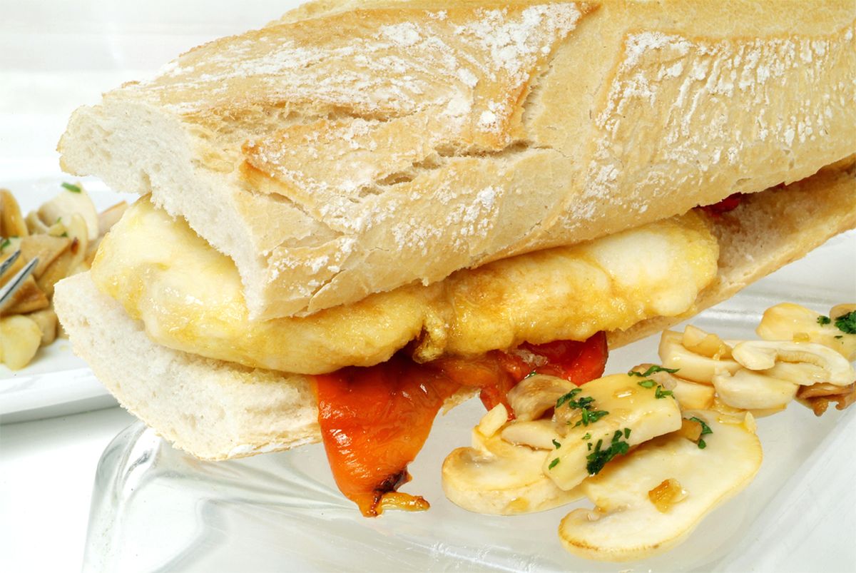 0029 CHAMPIÑONES A LA PLANCHA Y BOCADILLO DE MERLUZA REBOZADA