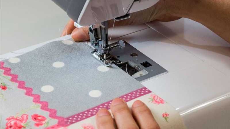 Paso cuatro para coser un delantal.