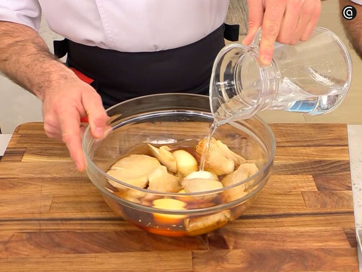 Marina las setas y los huevos cocidos con salsa de soja