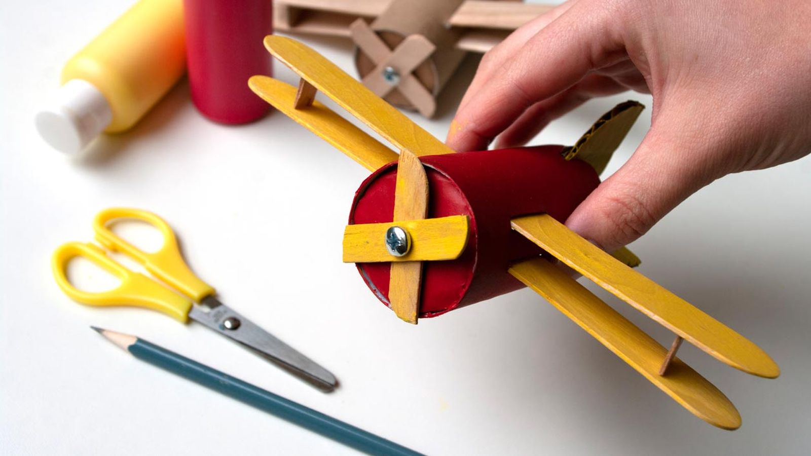 como hacer avion carton papel higienico y palos de polo paso 7