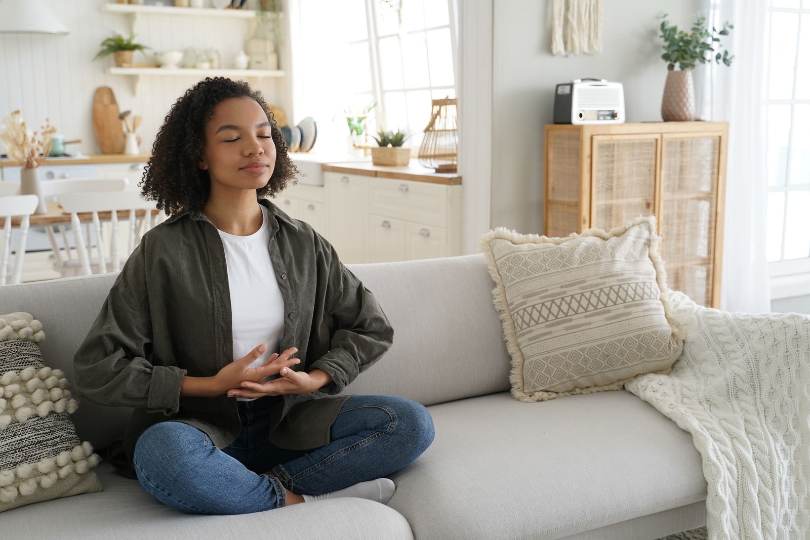 Tener un espacio para meditar es una forma sencilla de incorporar calma y equilibrio a tu día a día.