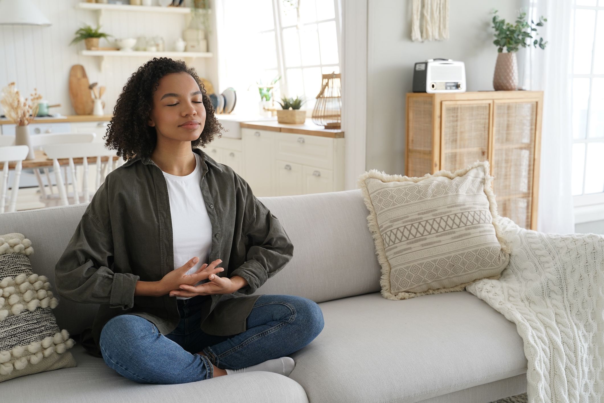 Tener un espacio para meditar es una forma sencilla de incorporar calma y equilibrio a tu día a día.
