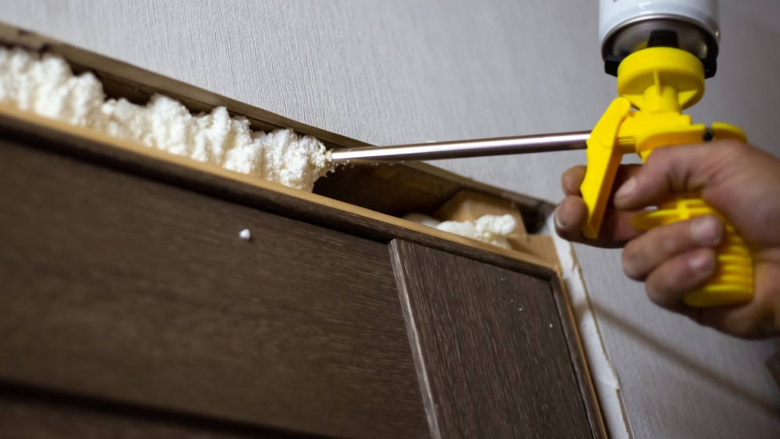 Aprenderás cómo quitar espuma de poliuretano de forma eficaz y sin dañar nada.