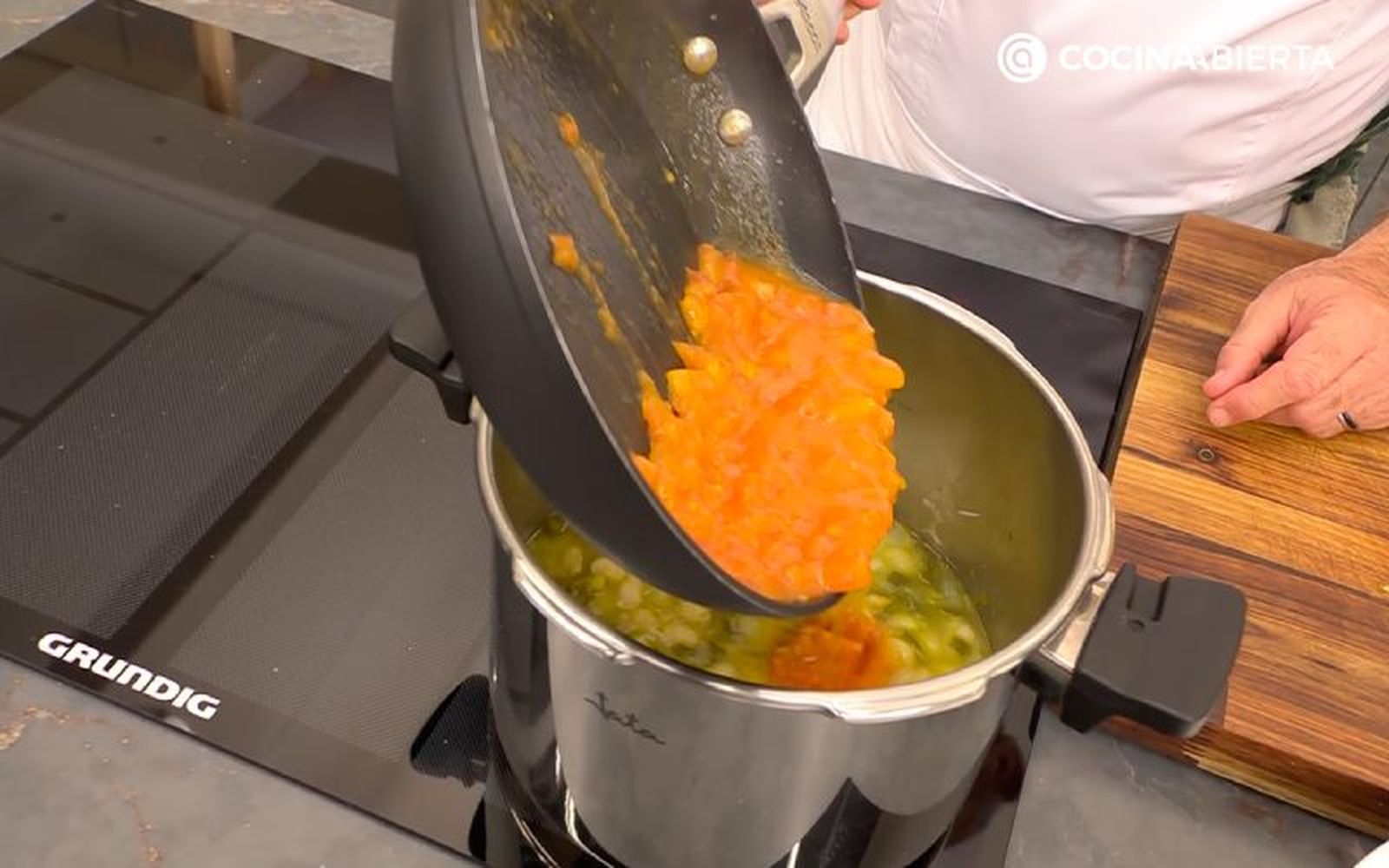 Saltea el tomate durante 3-4 minutos