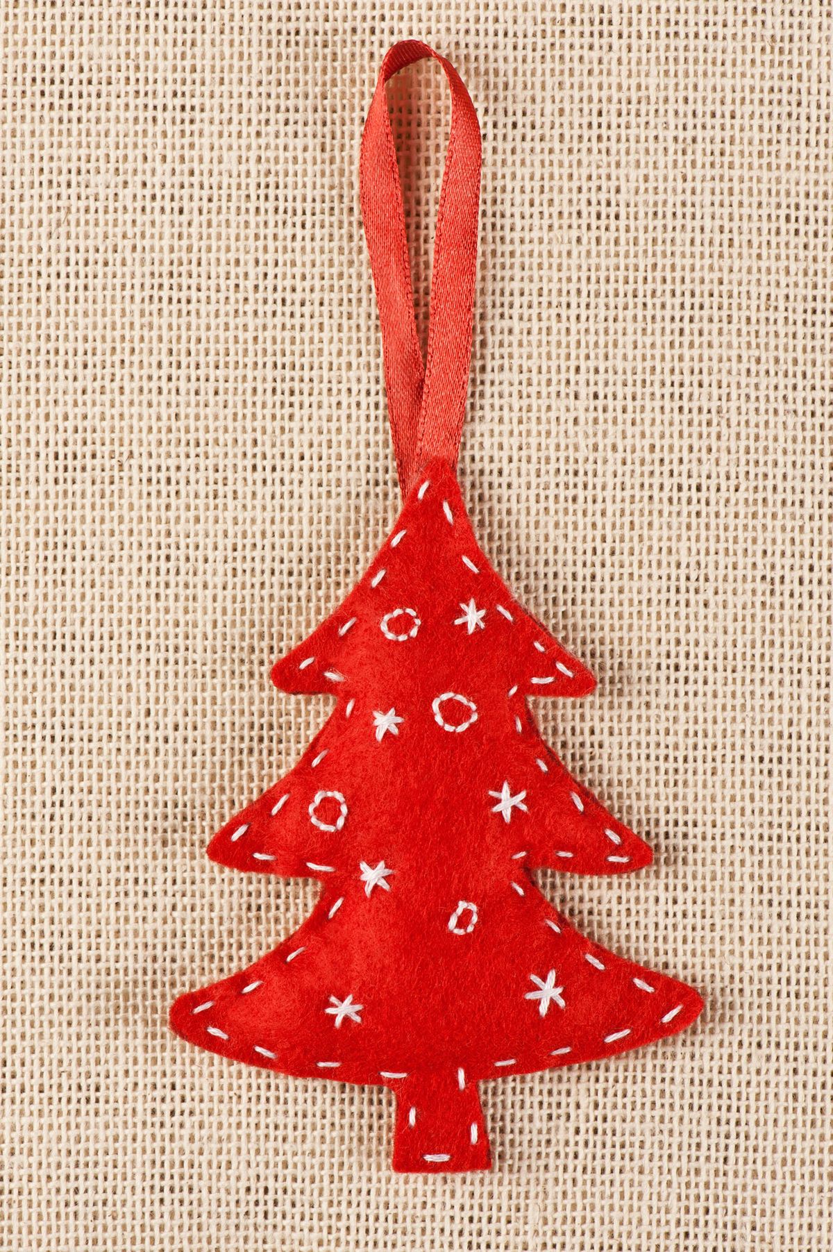 Hacer un árbol de Navidad de fieltro rojo