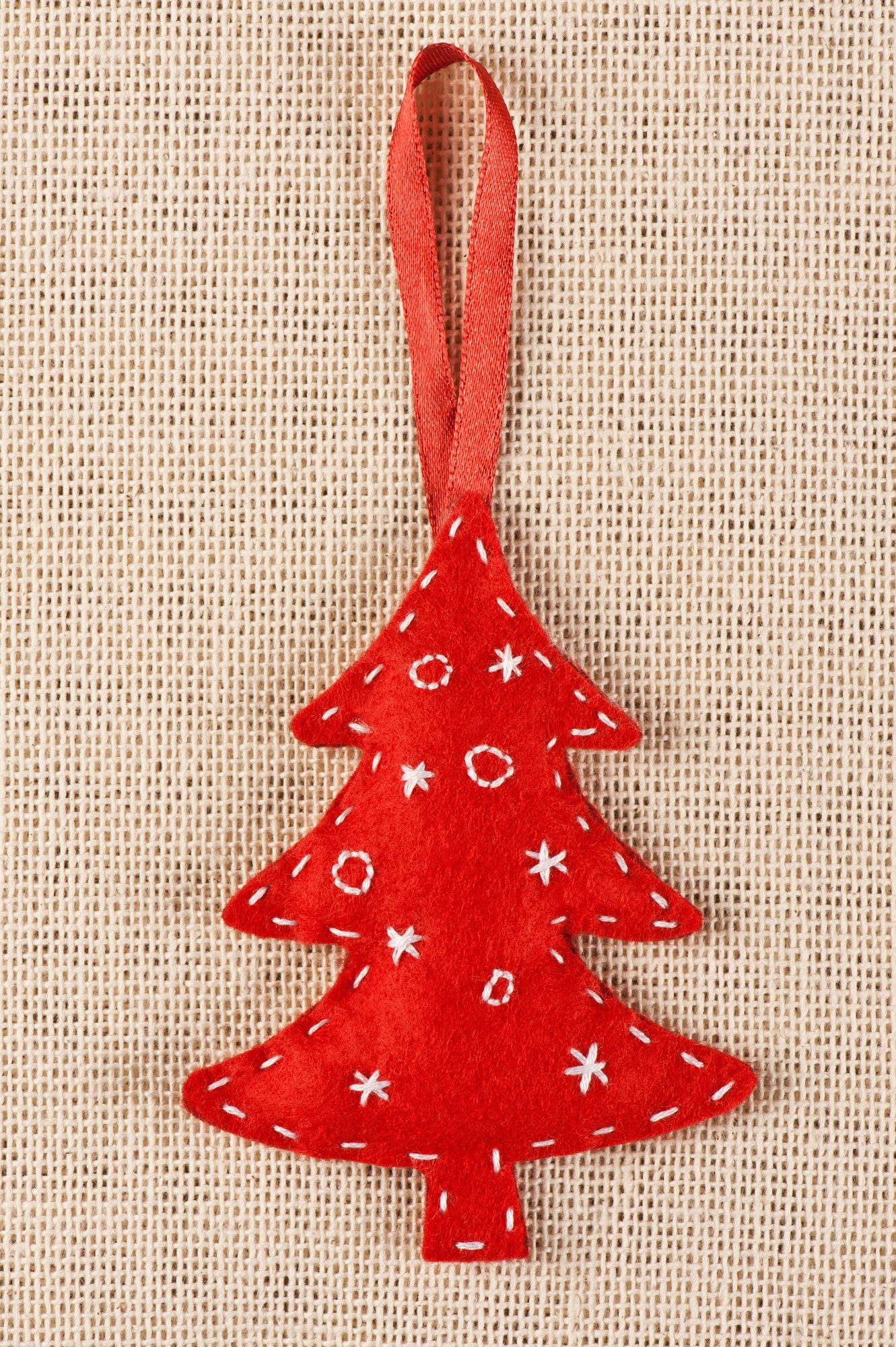 Hacer un árbol de Navidad de fieltro rojo
