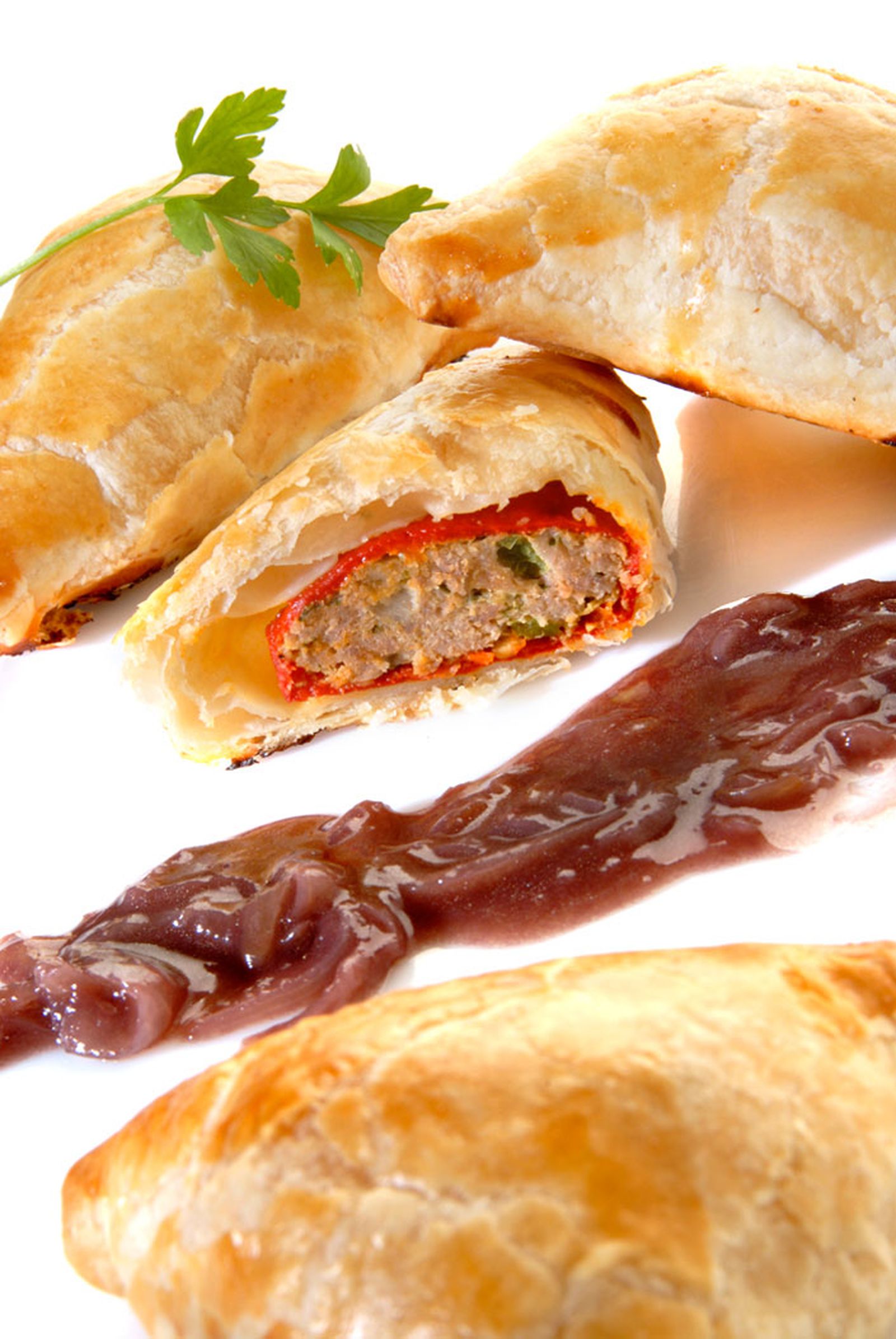 Piquillos rellenos de carne en hojaldre