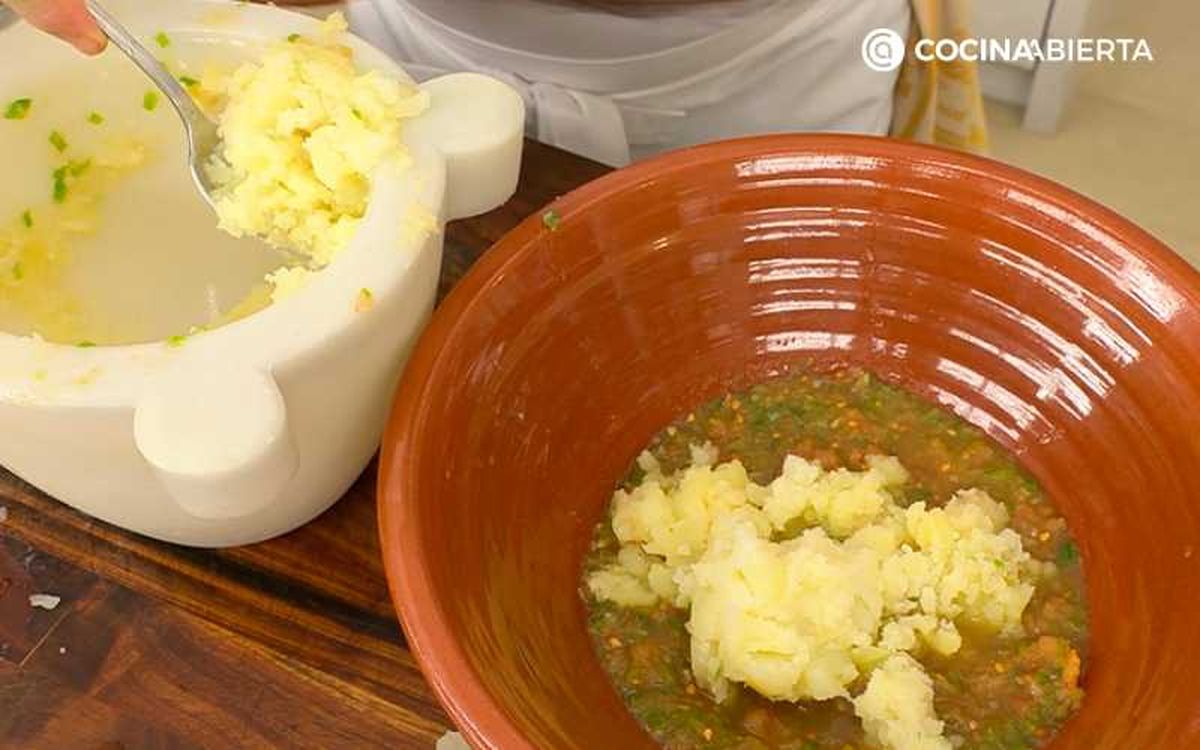 Maja las patatas cocidas