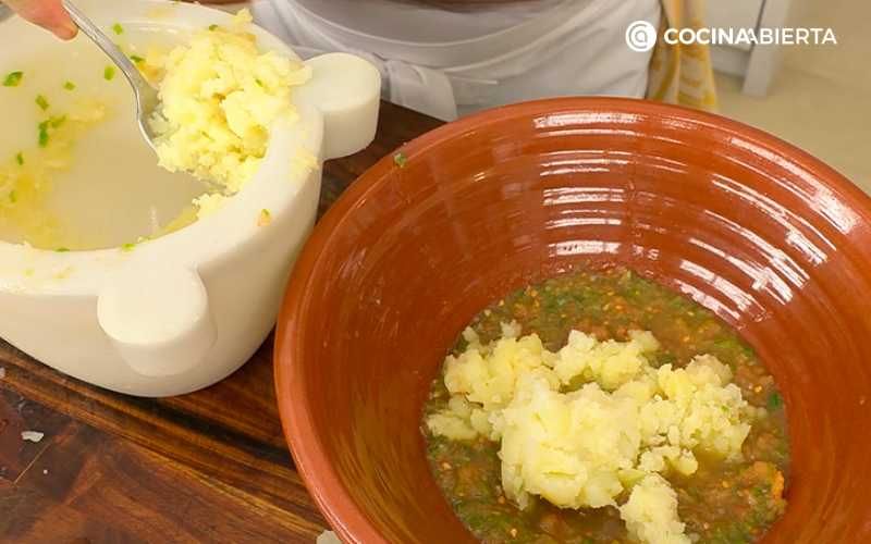 Maja las patatas cocidas
