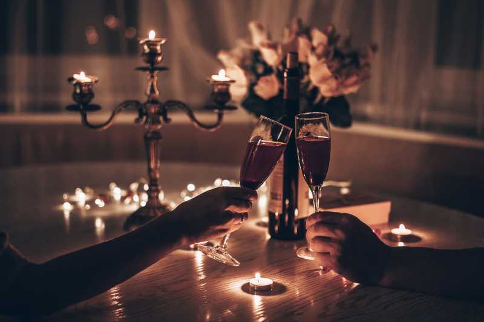 Pareja brindando en San Valentín.