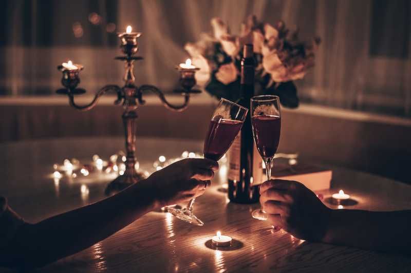Pareja brindando en San Valentín.