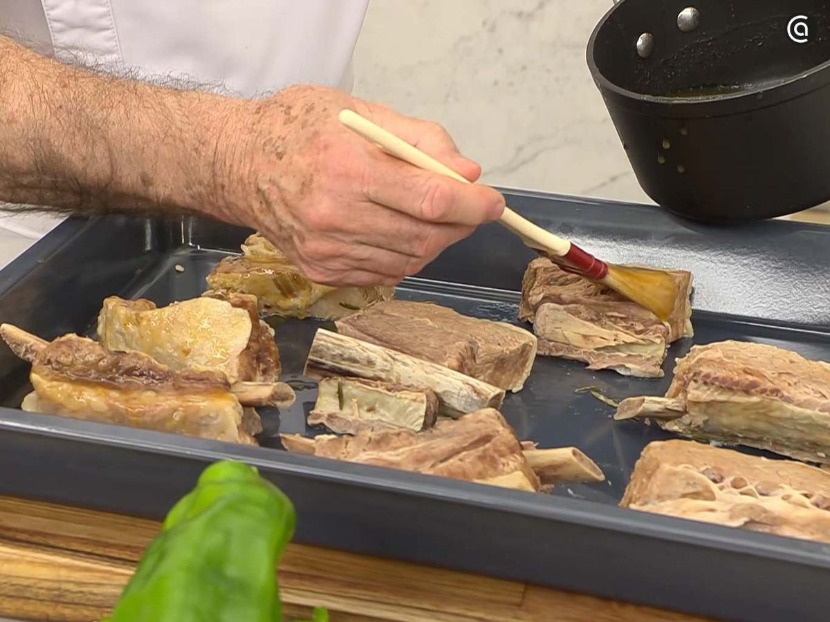 Unta las costillas de ternera con el dulce de membrillo