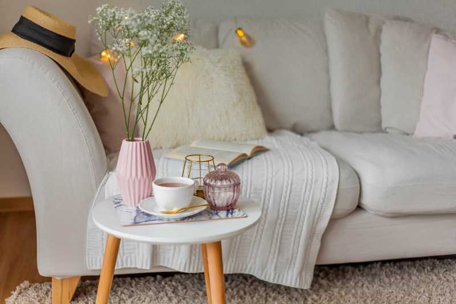 Salón acogedor con elementos con olor agradable.
