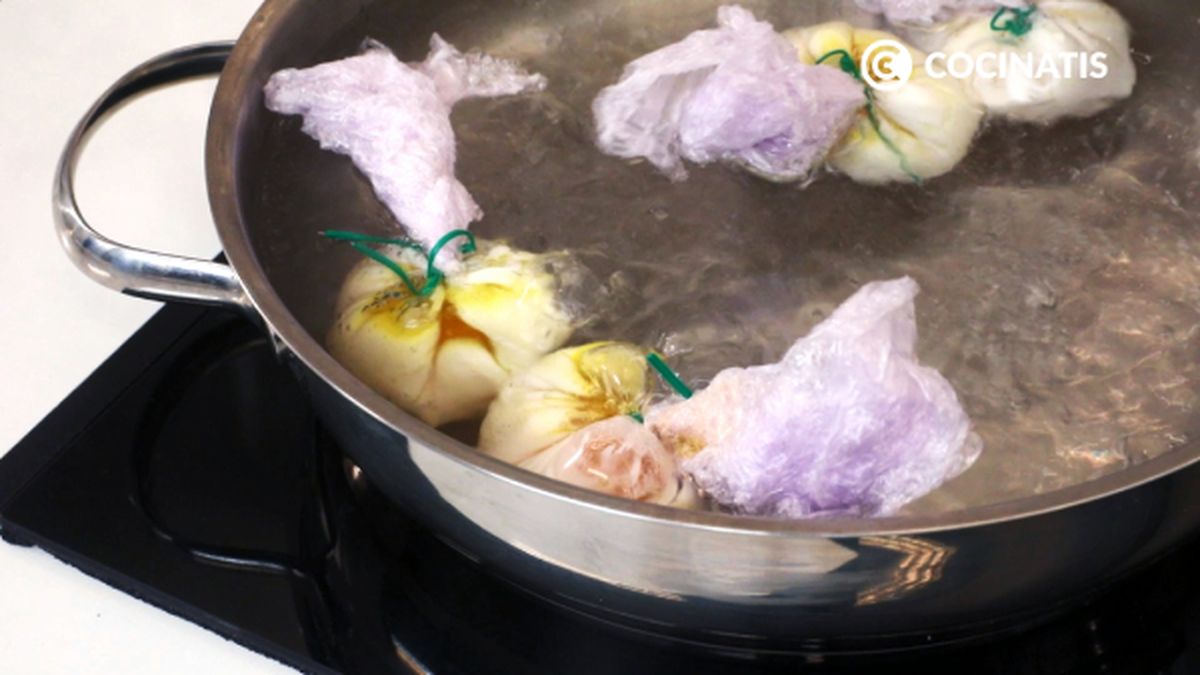 08 receta huevos poche con gulas paso 3