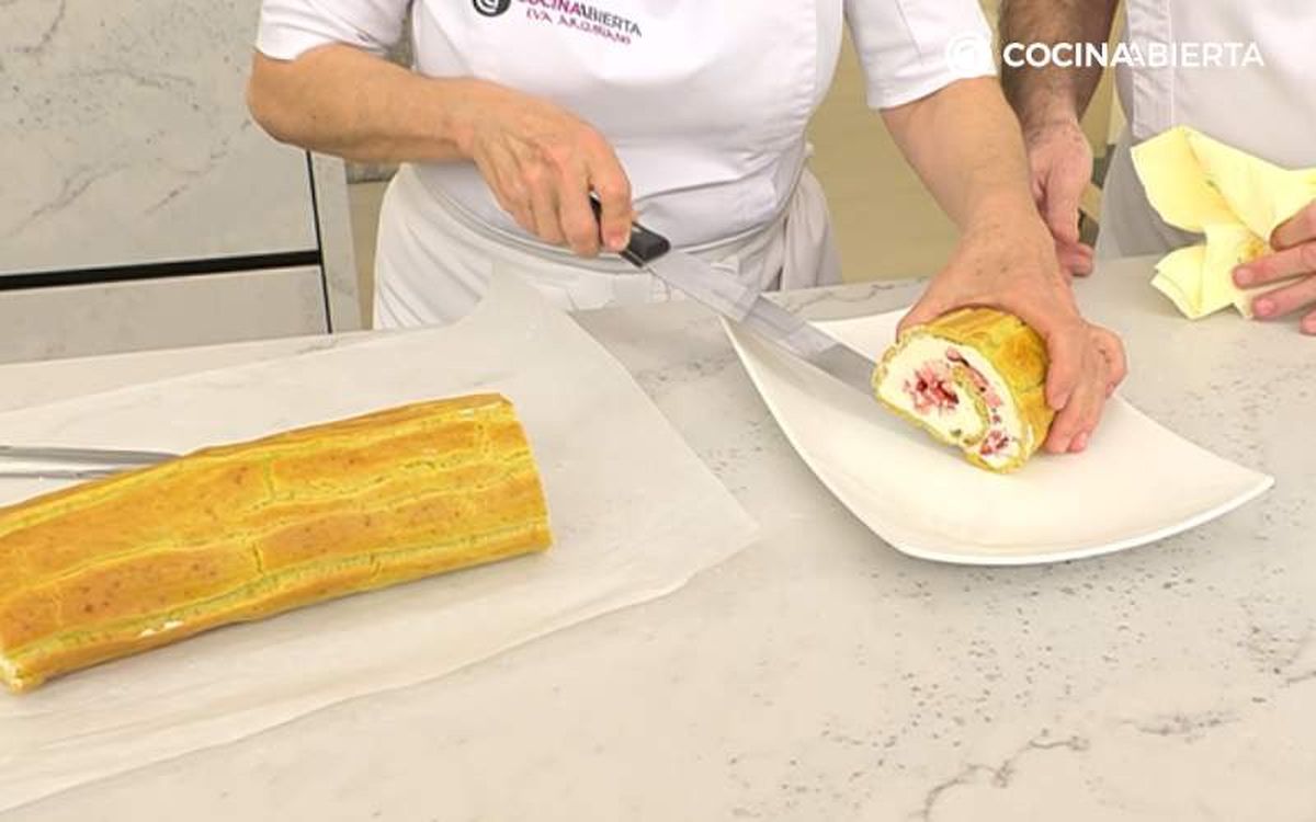 Sirve y corta el rulo de pasta choux relleno