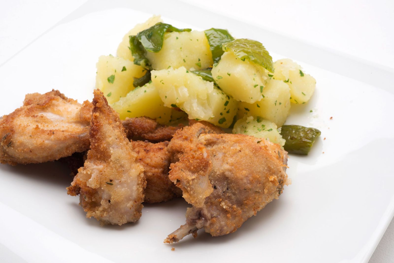 5630 1 Conejo empanado con patatas y pimientos (1015) xl