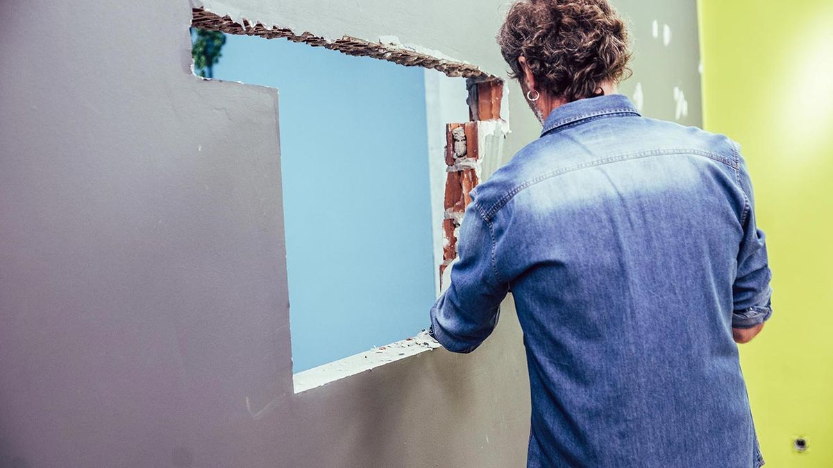 Cómo cerrar un hueco en la pared paso 2