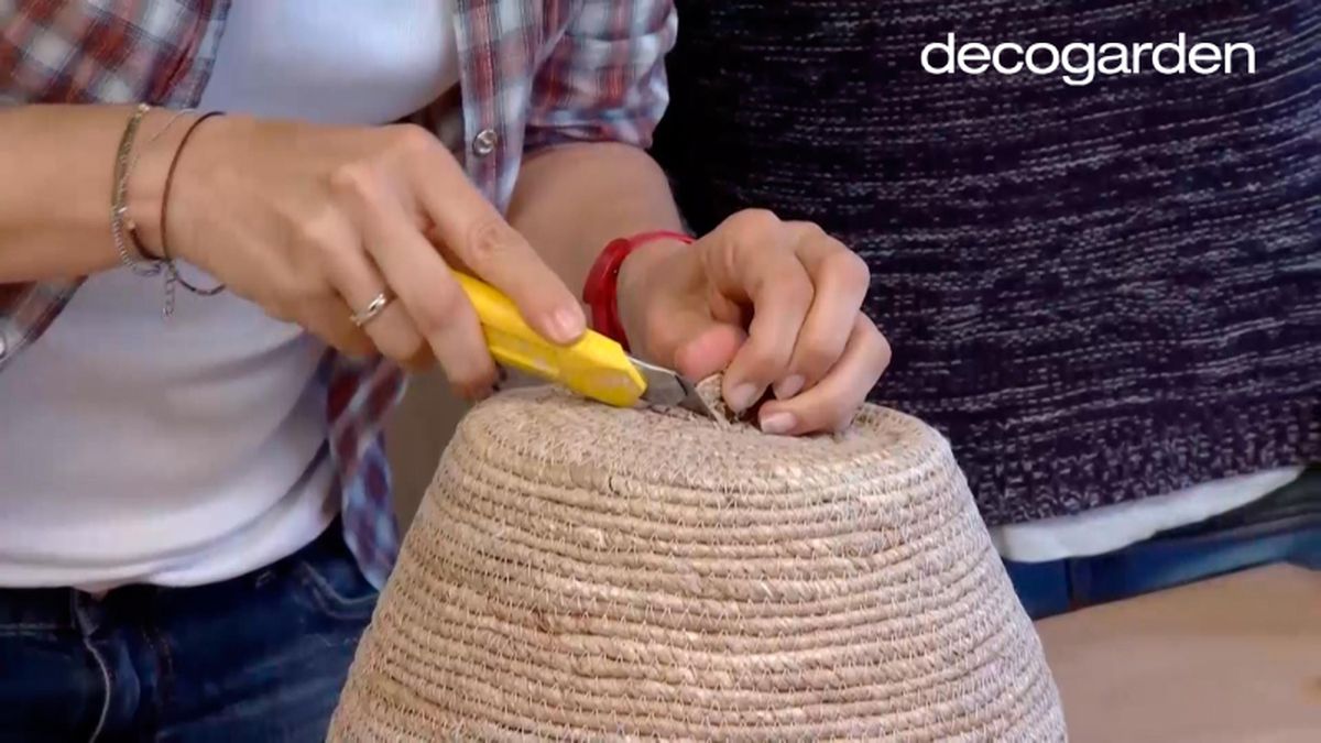 Paso dos para hacer una lámpara de techo con un cesto o capazo.