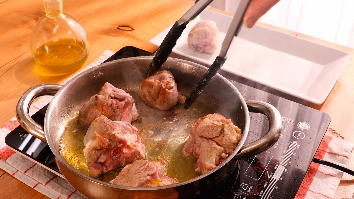 Receta de caldereta de cordero con patatas   paso 3