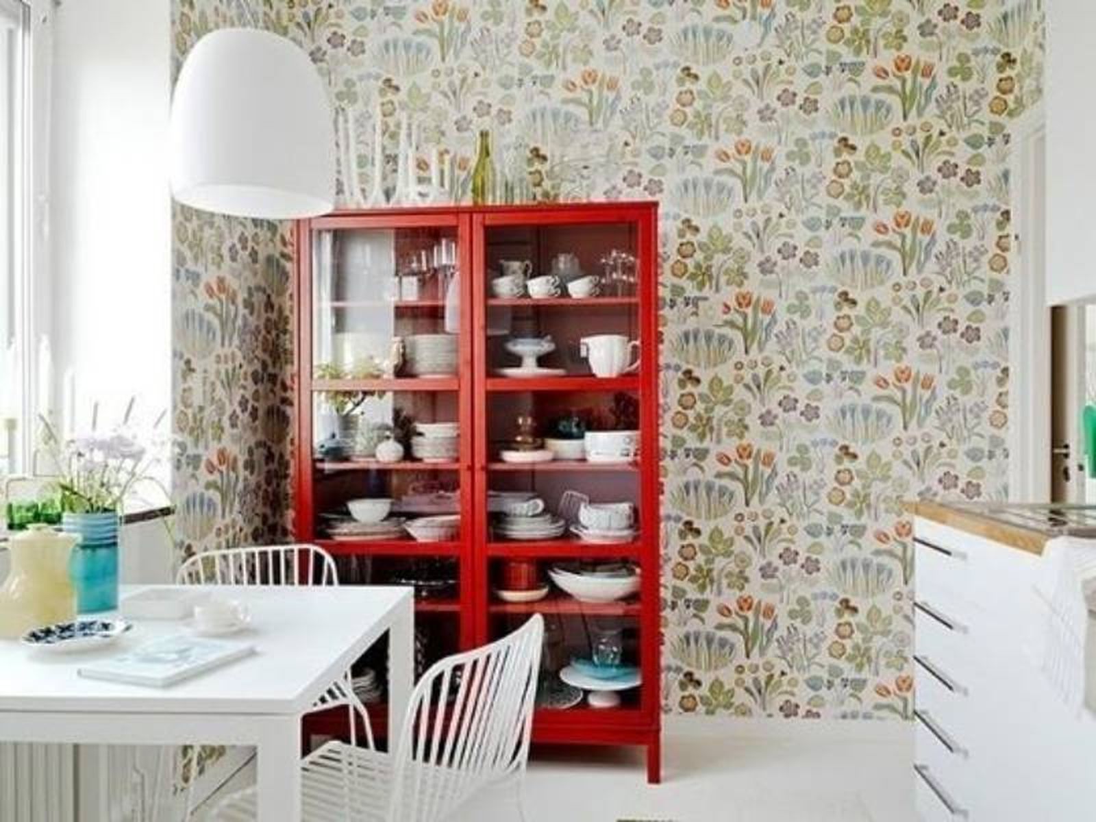 Cocina con vitrina roja.