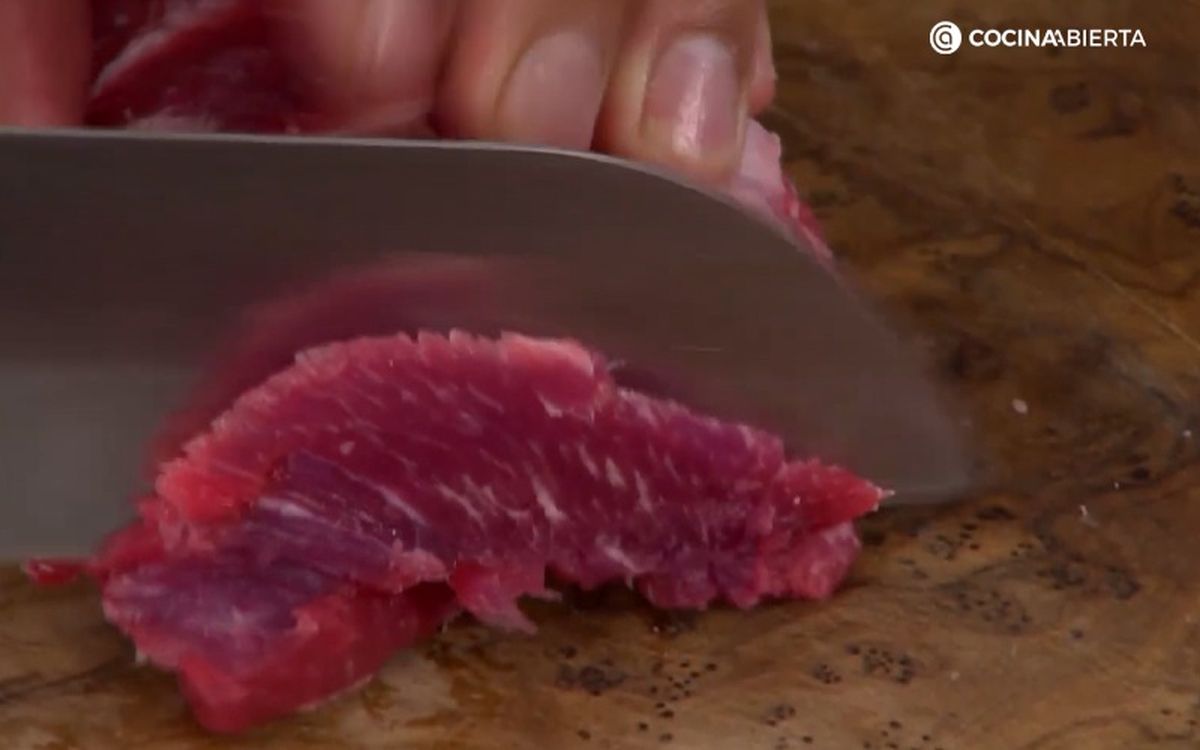 Después de meter la carne al congelador, córtala en lonchas finas