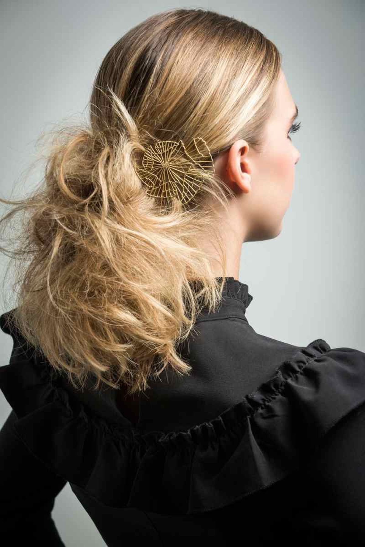 Pelo recogido y cardado en la coleta