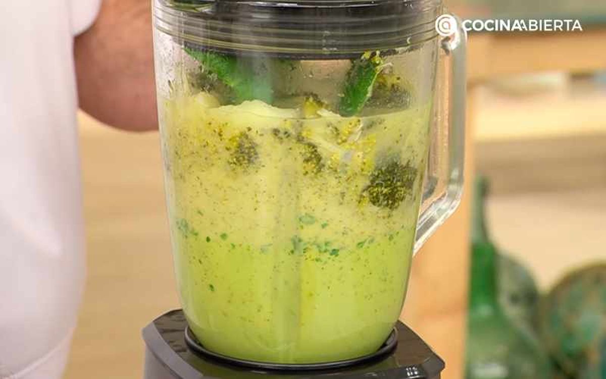 Tritura el brócoli y las hortalizas