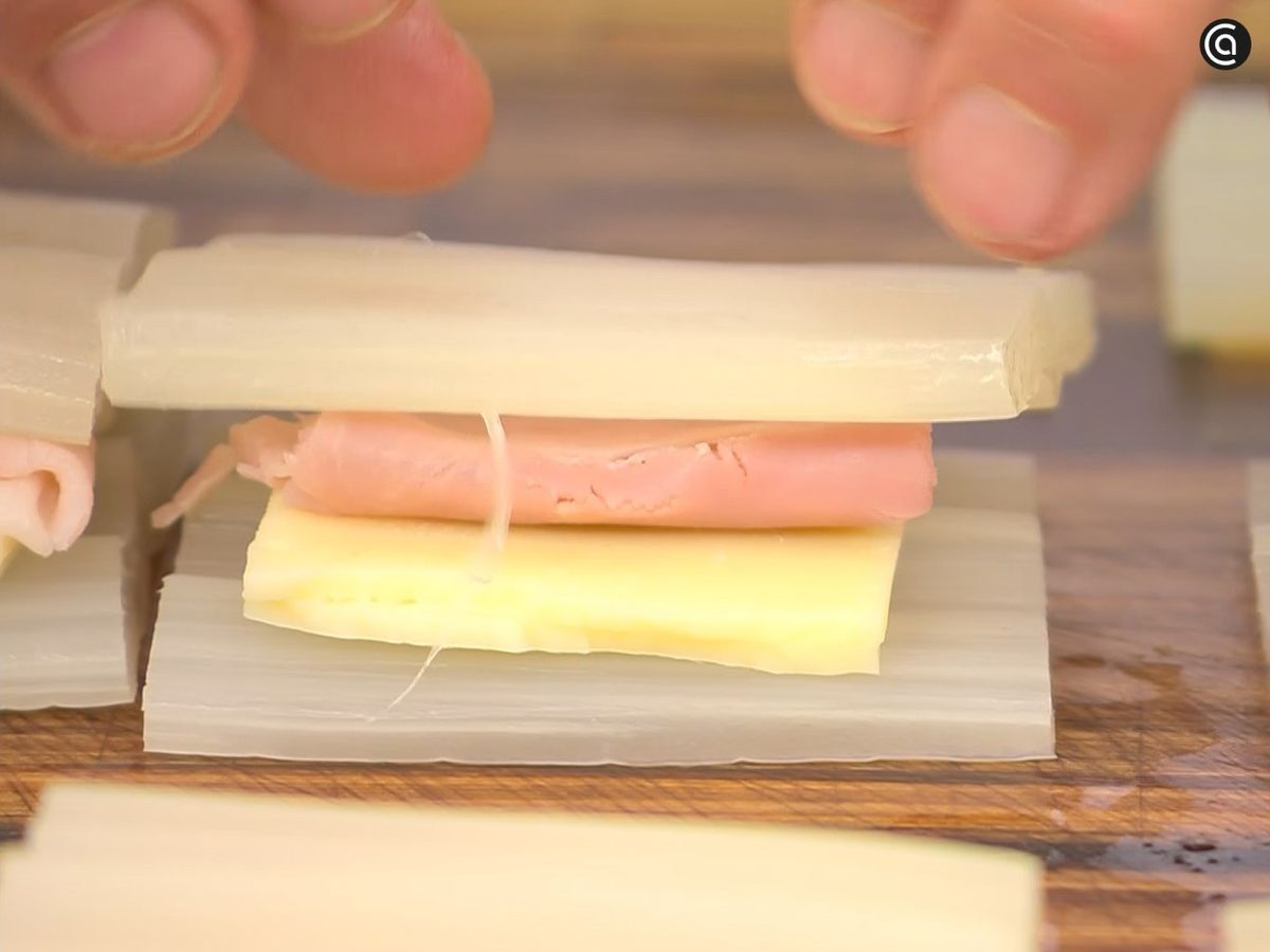 Rellena las pencas de jamón y queso