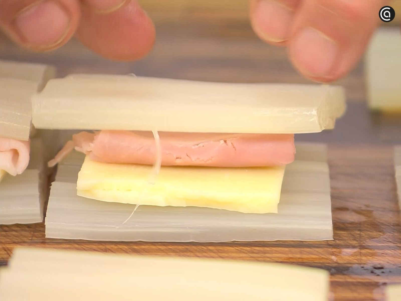 Rellena las pencas de jamón y queso