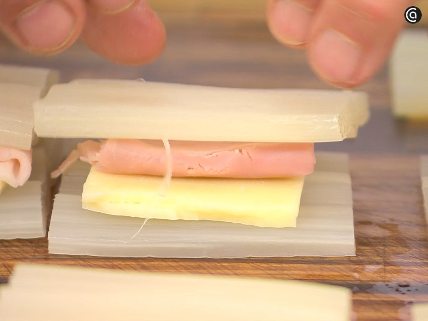 Rellena las pencas de jamón y queso