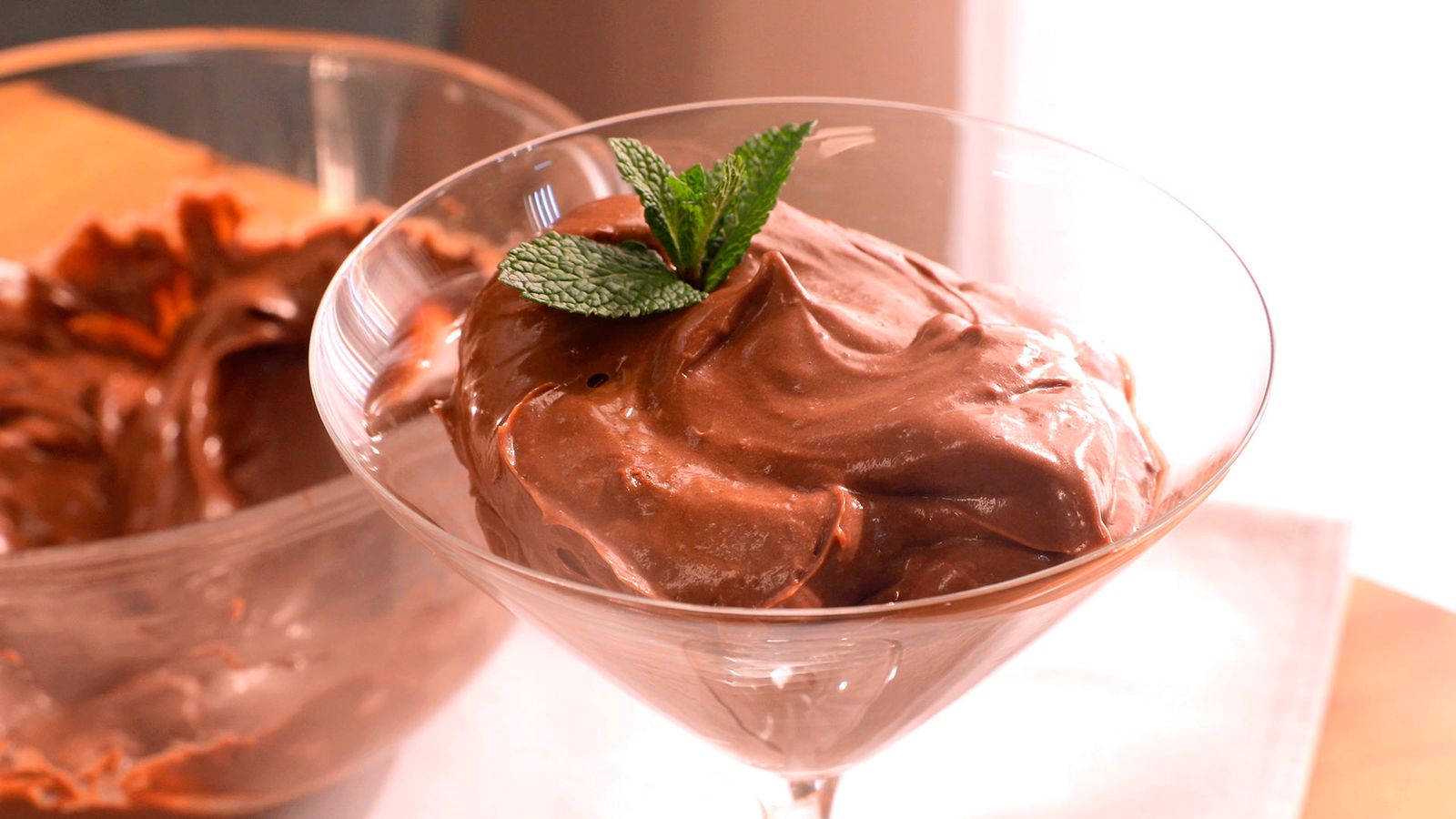 Un postre cremoso y rico que satisface todos los antojos de chocolate