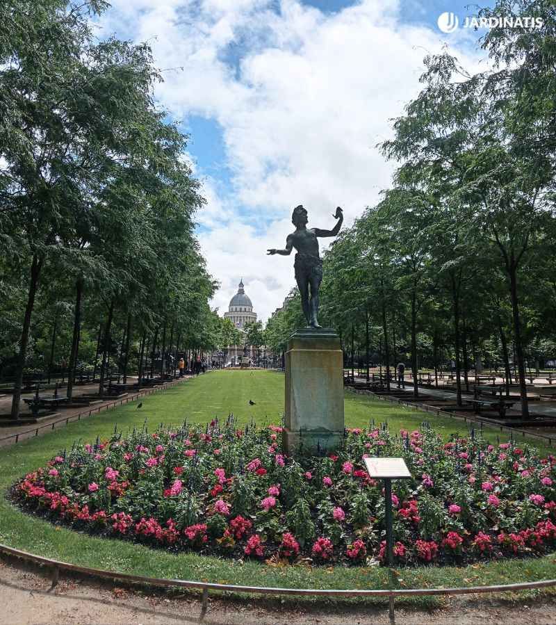 En el parque hay un gran número de estatuas