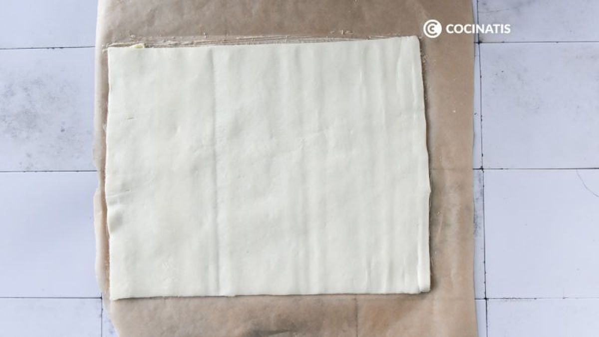 Colocamos la lámina de hojaldre sobre el papel de horno con mantequilla