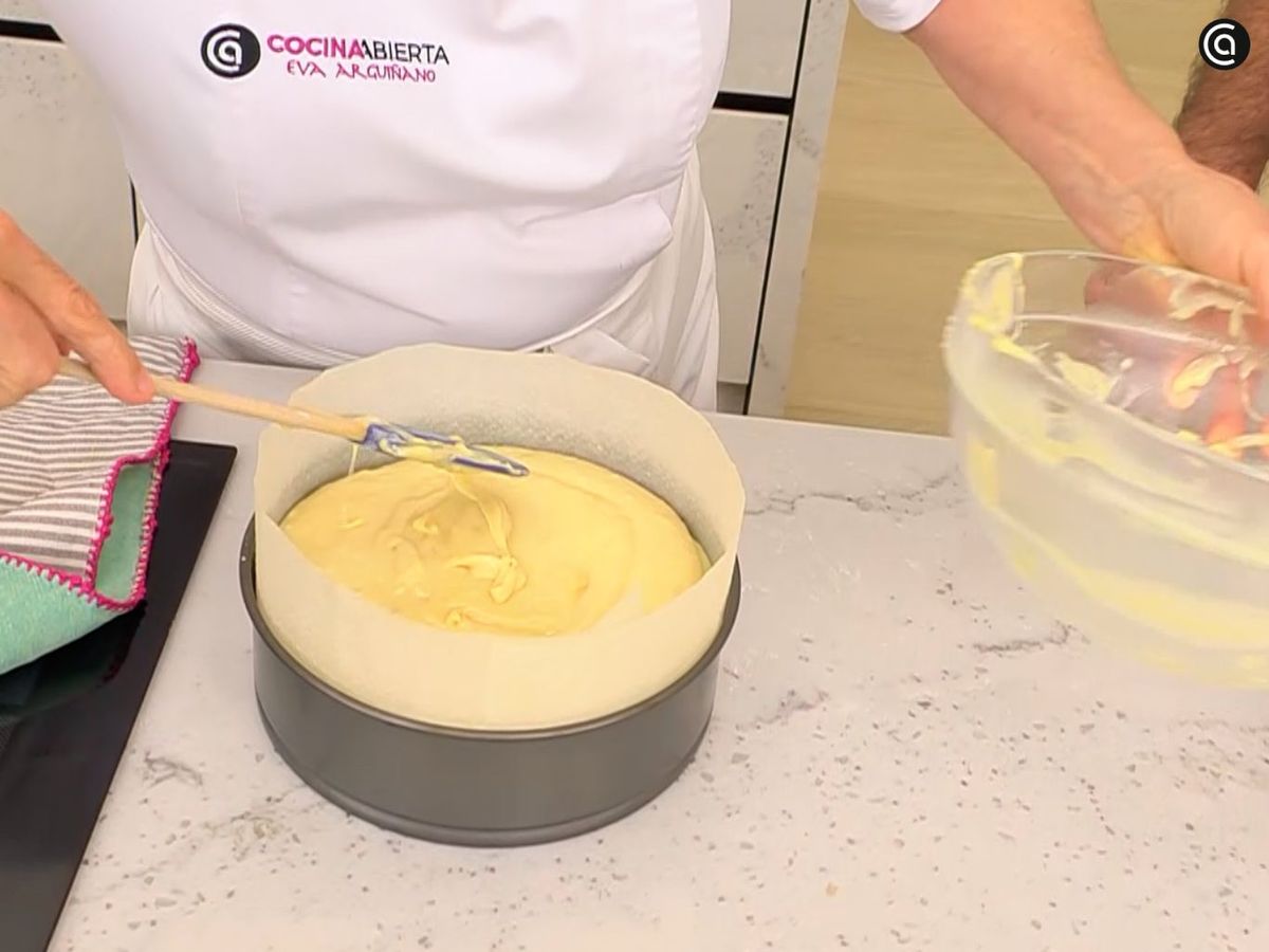 Incorpora el resto de la masa del bizcocho