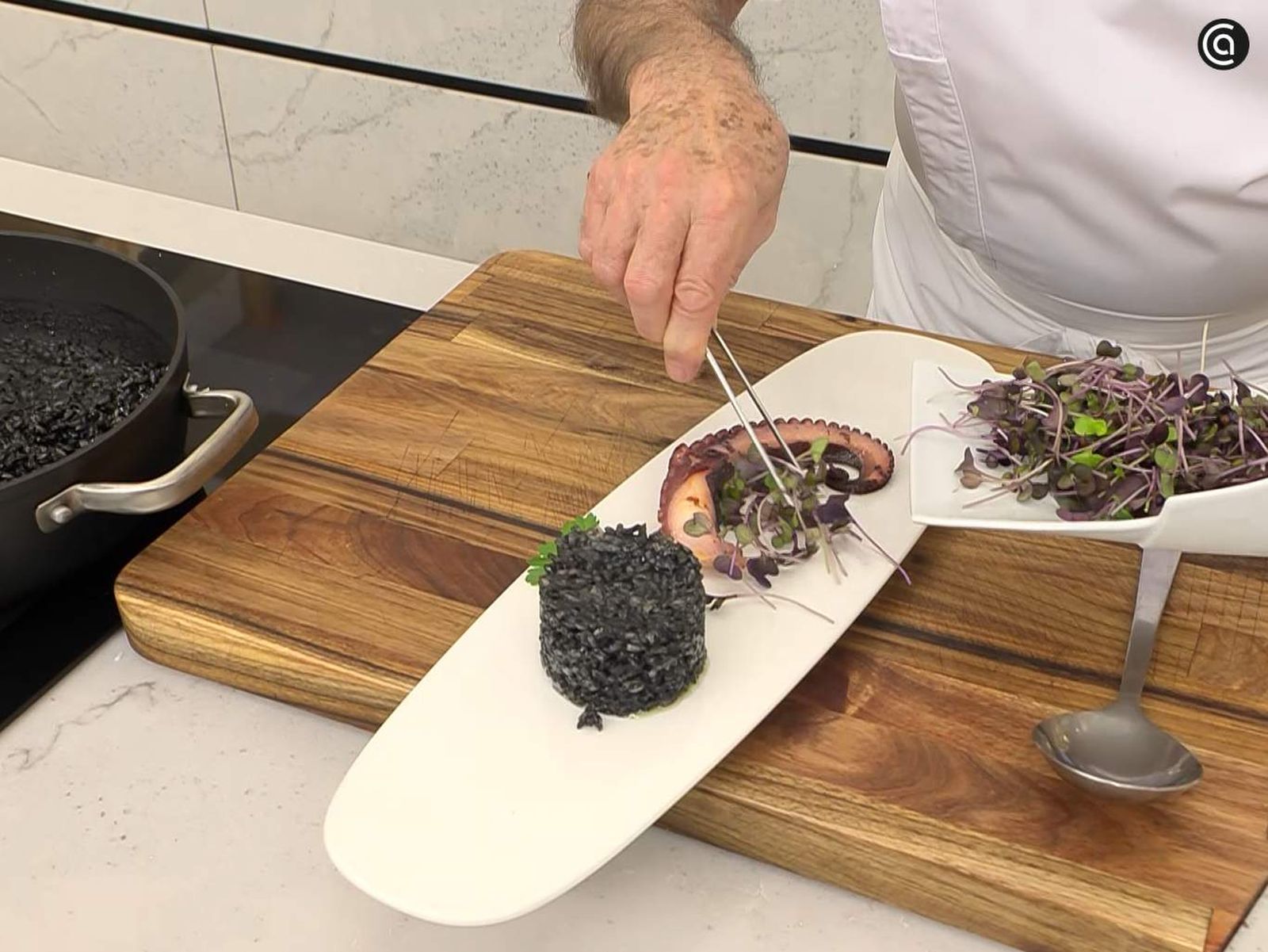 Sirve el pulpo a la plancha con arroz negro