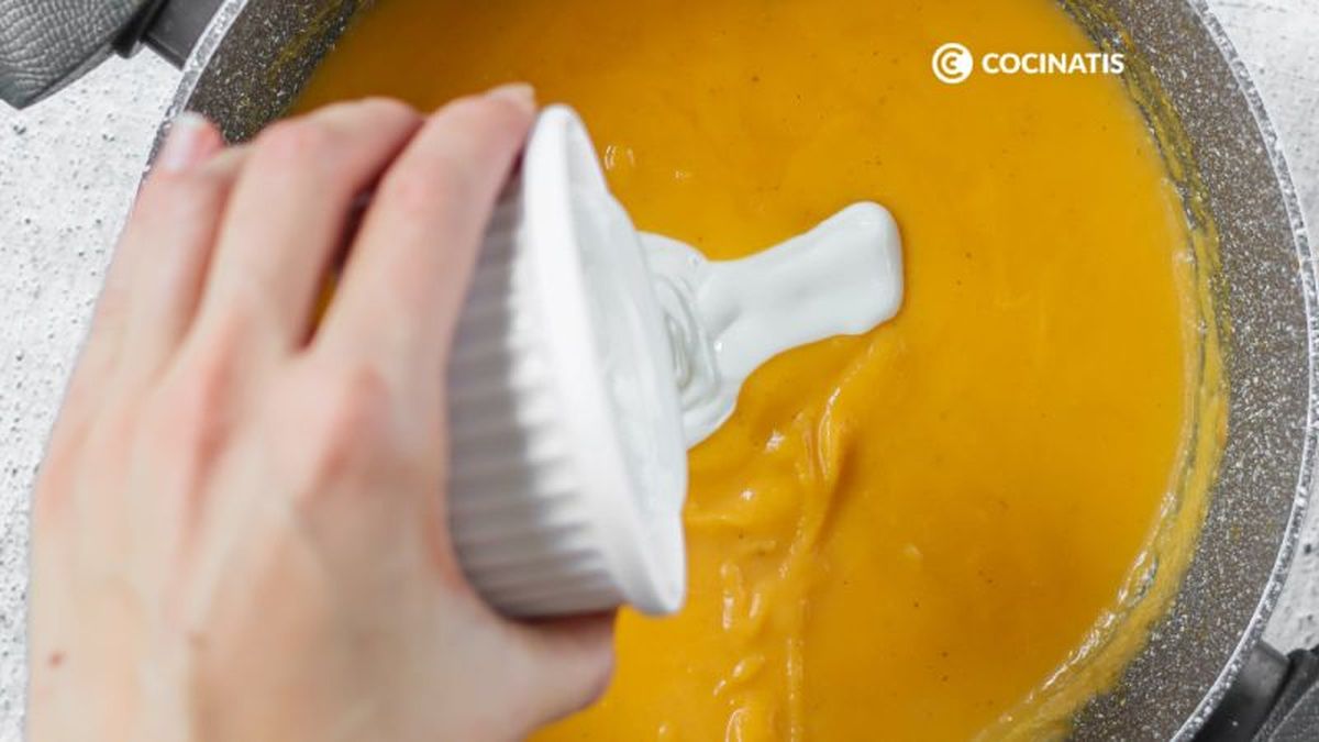 Añadimos la nata a la crema de calabaza