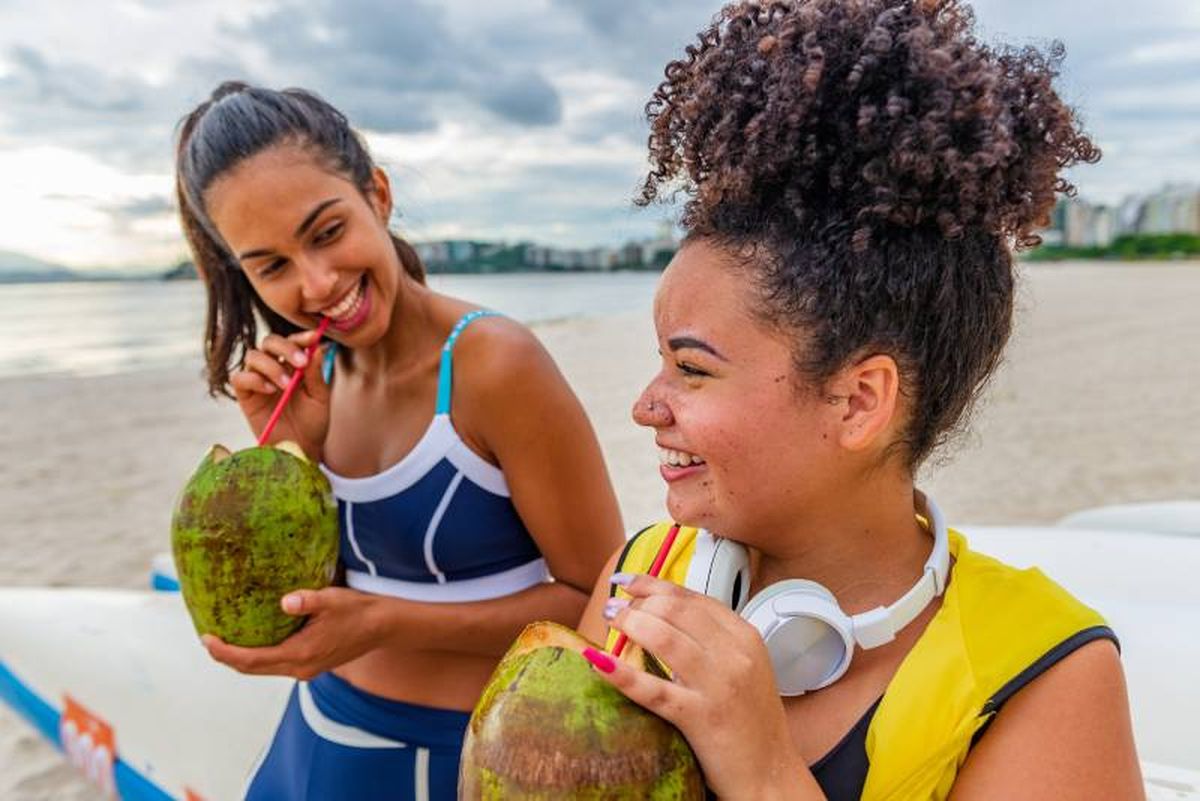 El agua de coco es una bebida isotónica natural para recuperarse del ejercicio intenso