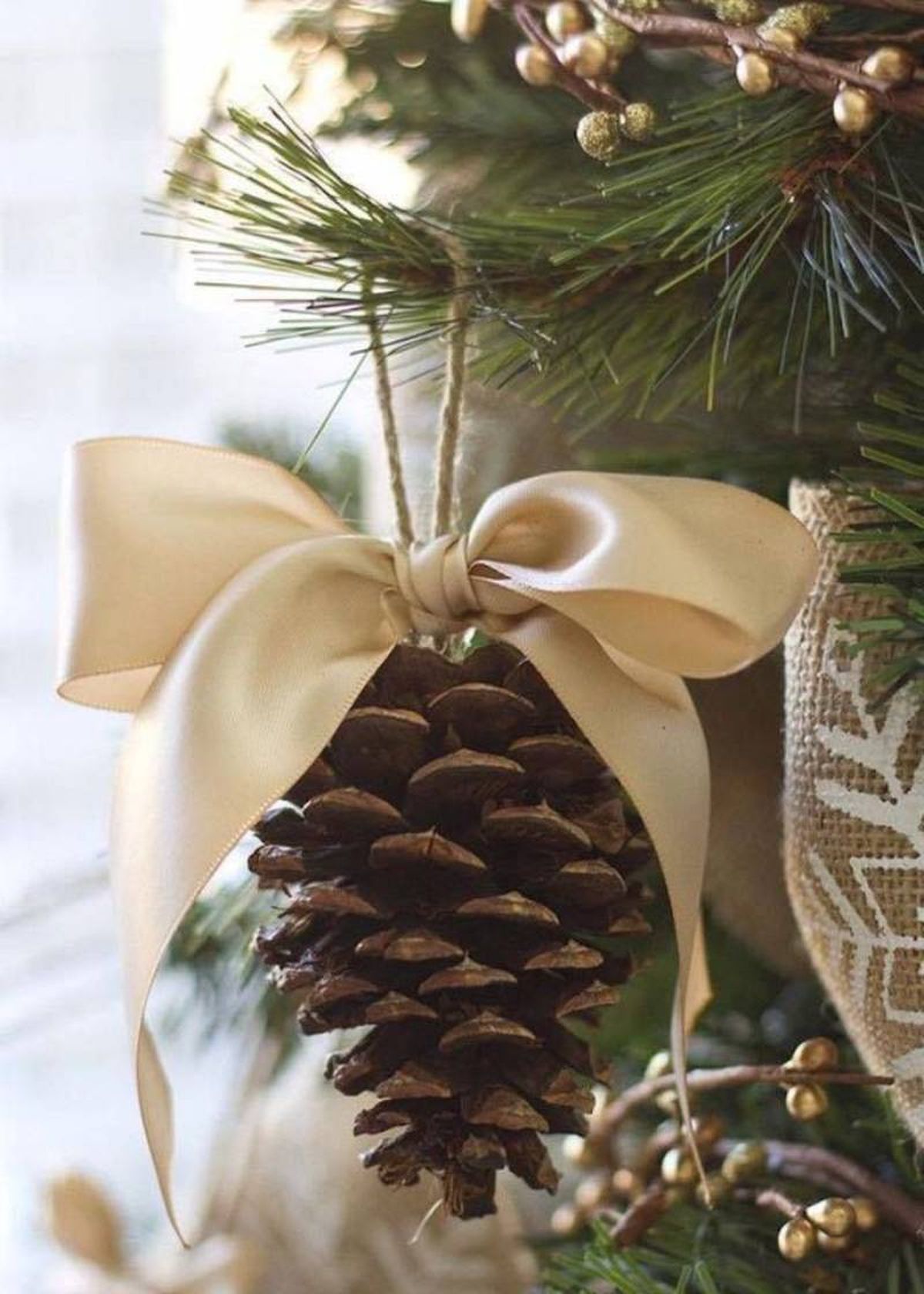 Adorno para hecho con una piña seca.